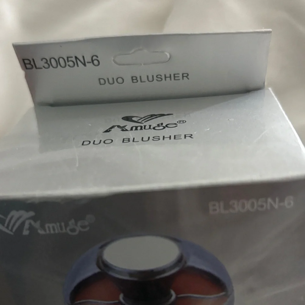 Muse Dual-Tone Blush in Silver and Brown